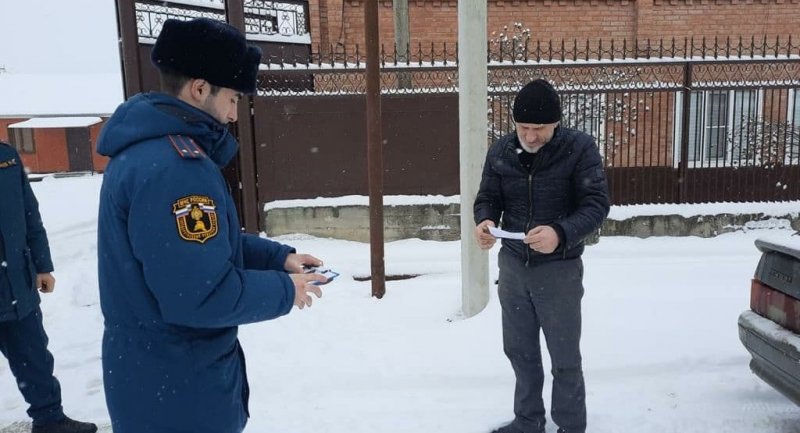 ЧЕЧНЯ. В ЧР сотрудники МЧС для профилактики пожаров проводят подворовые обходы