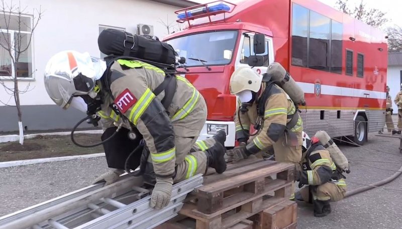ЧЕЧНЯ. В Грозном пожарные провели занятия по самоспасению из задымленного здания