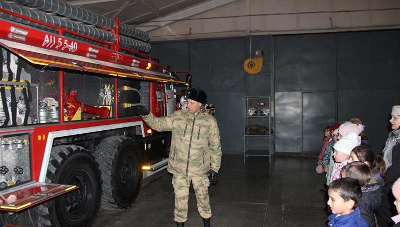 ЧЕЧНЯ. Военнослужащие Росгвардии провели урок безопасности для учеников ведомственной школы в Грозном