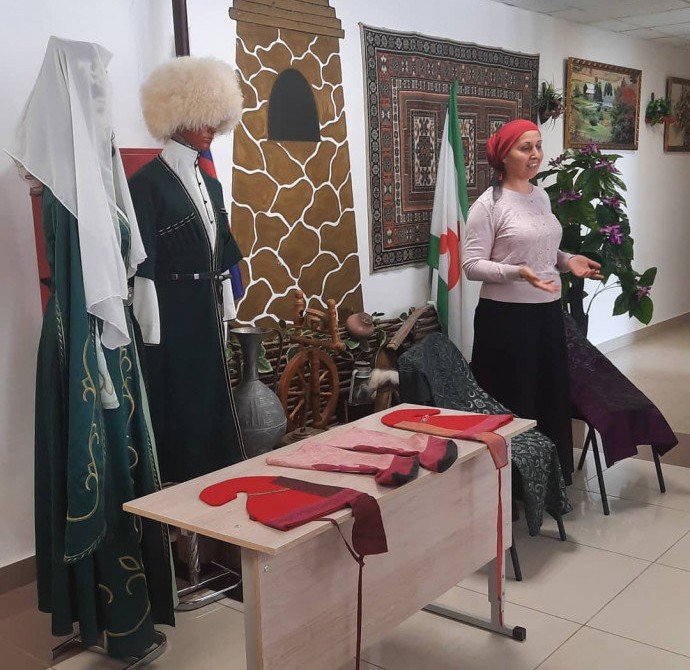 ИНГУШЕТИЯ. Школьникам сельского поселения Яндаре рассказали об истории создания ингушского костюма