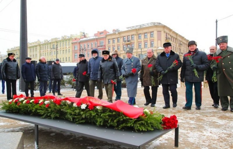 КЧР. Глава КЧР Р. Темрезов принял участие в церемонии возложения цветов к обелиску «Городу-герою Ленинграду»