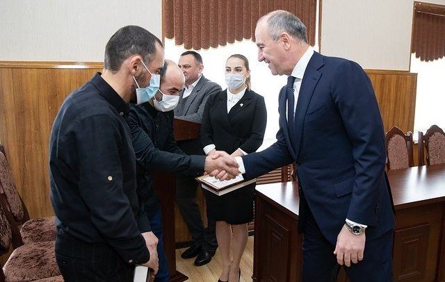 КЧР. Рашид Темрезов наградил инструкторов, спасших детей во время схода лавины в Домбае