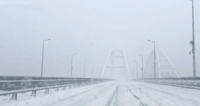 КРАСНОДАР. Движение автотранспорта по Крымскому мосту приостановлено из-за непогоды