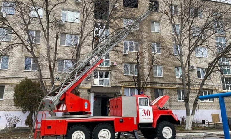 КРАСНОДАР. В Армавире на улице Луначарского произошло возгорание жилого дома