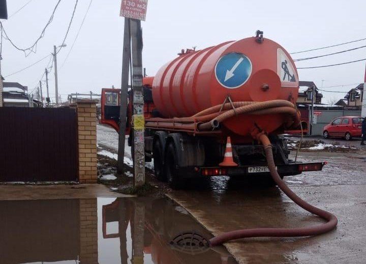 КРАСНОДАР. В Краснодаре на нескольких участках дорог откачивают воду после таяния снега