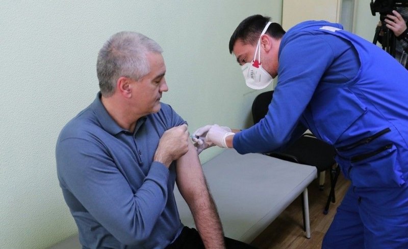 КРЫМ. Аксенов привился вторым компонентом вакцины «Спутник V»