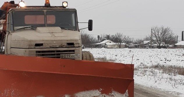 КРЫМ. Как в Крыму коммунальщики расчищают дороги от снега