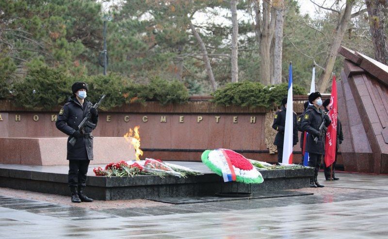 КРЫМ. Министр внутренних дел по Республике Крым принял участие в церемонии возложения цветов к Вечному огню в Симферополе