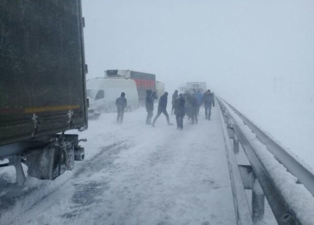 КРЫМ. Подрядчика, ответственного за расчистку трассы «Таврида» от снега, отстранят от работы