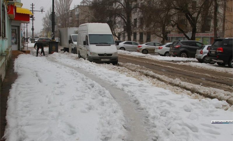 КРЫМ. Работники администрации Керчи вышли на уборку снега (фото)