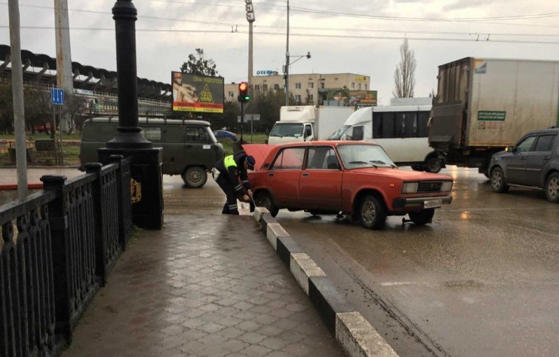 КРЫМ. В Керчи инспекторы ДПС в экстренной ситуации помогли водителю, у которого на дороге сломался автомобиль