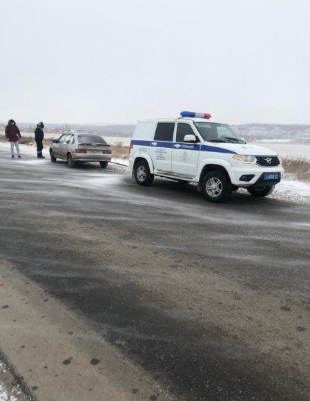 РОСТОВ. Инспекторы ГИБДД Ростовской области помогли водителю, попавшему в сложную дорожную ситуацию