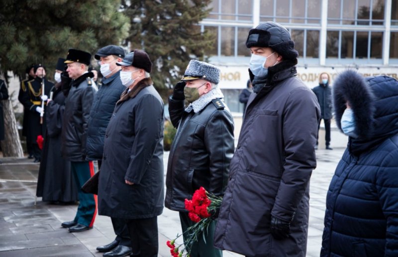 РОСТОВ. В День защитника Отчества к мемориалу "Павшим воинам" возложили цветы