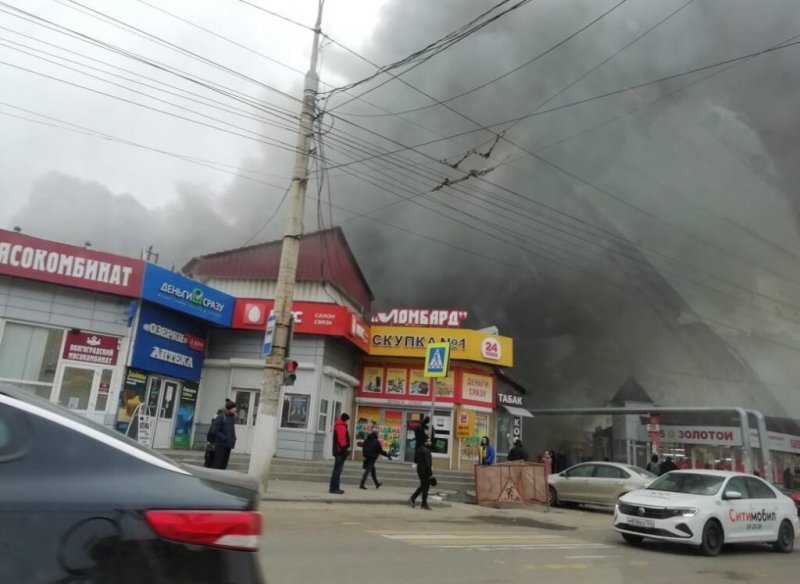 ВОЛГОГРАД. В Дзержинском районе Волгограда загорелся Качинский рынок