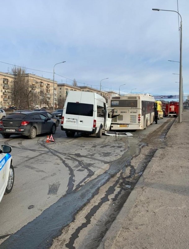 ВОЛГОГРАД. В Советском районе Волгограда с столкнулись автобус и маршрутка
