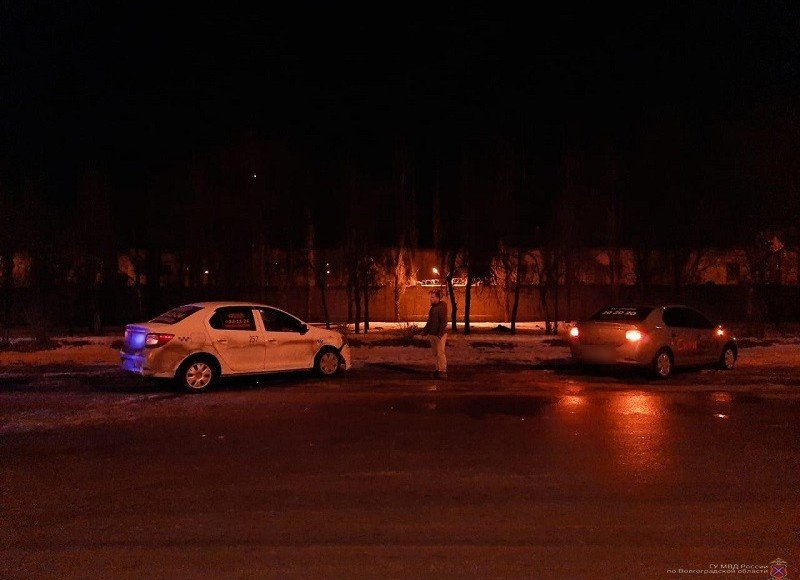 ВОЛГОГРАД. В Волжском шестилетний пассажир пострадал в ДТП с двумя такси
