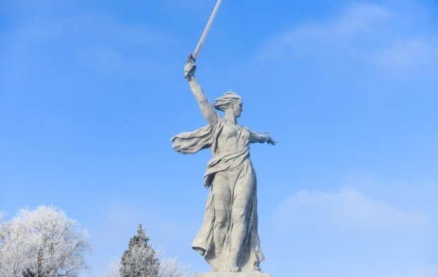 ВОЛГОГРАД. Житель Кузбасса слепил из снега копию скульптуры «Родина-мать зовет!»