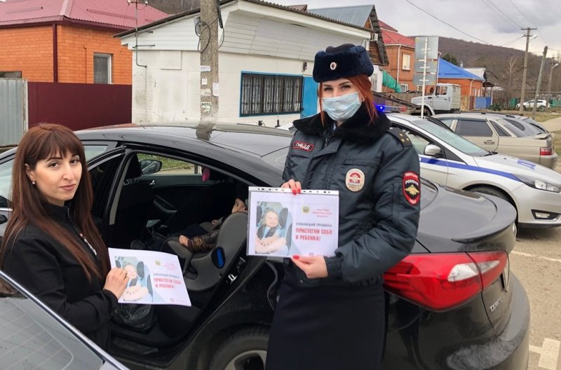 АДЫГЕЯ. В Адыгее госавтоинспекторы разъяснили родителям правила перевозки детей в автомобилях