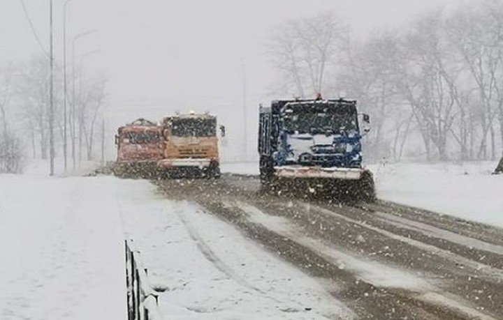 АДЫГЕЯ. В Майкопе на уборку дорог от снега вышло 15 единиц специальной техники