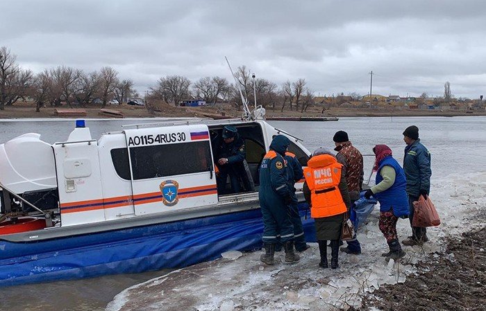 АСТРАХАНЬ. В Красноярском районе у затонувшей переправы работают водолазы