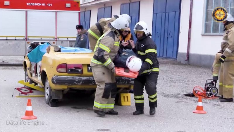 ЧЕЧНЯ. ДТП: как пожарные оказывают помощь пострадавшим (Видео).