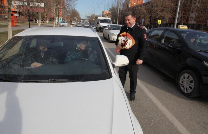 ЧЕЧНЯ. Сотрудники МВД по ЧР поздравили женщин-водителей с наступающим 8 марта