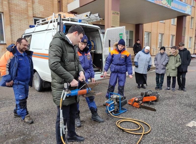 ЧЕЧНЯ. Спасатели МЧС провели занятие со школьниками Грозного