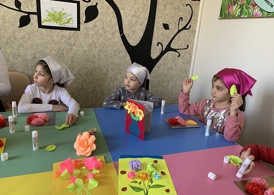 ЧЕЧНЯ. В Гудермесском центре социальной помощи семье и детям провели творческое занятие с воспитанниками, приуроченное к 8 марта.