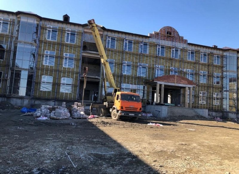 ЧЕЧНЯ. В п.Ойсхара завершается строительство объекта в рамках нацпроекта образование