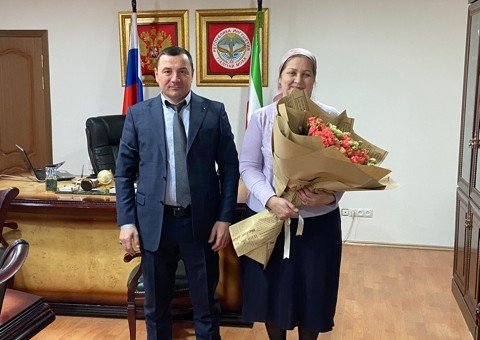 ИНГУШЕТИЯ. Председатель Сунженского районного Совета депутатов поздравил с наступающим международным женским праздником директора Сунженского районного дворца культуры и начальника Управления образованием Сунженского района