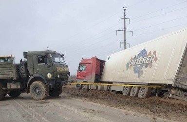 КАЛМЫКИЯ. В Калмыкии сотрудники Госавтоинспекции помогли на дороге водителю большегруза