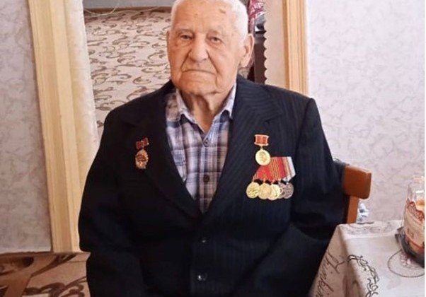 КЧР. Глава КЧР Р. Темрезов поздравил с 95-летним юбилеем Ветерана Великой Отечественной войны Алексея Морозова ​ ​