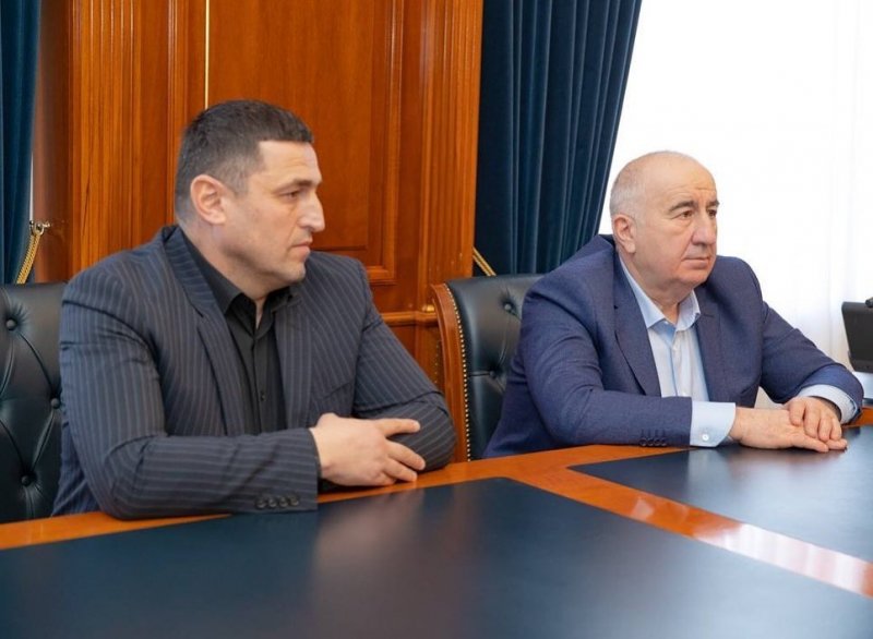 КЧР. Глава КЧР Р.Темрезов провёл встречу с генсекретарем Федерации бокса К. Щекутьевым