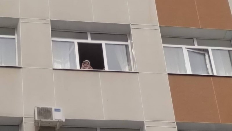 КЧР. Женщин-медиков Карачаево-Черкесии поздравили концертом под окнами больниц