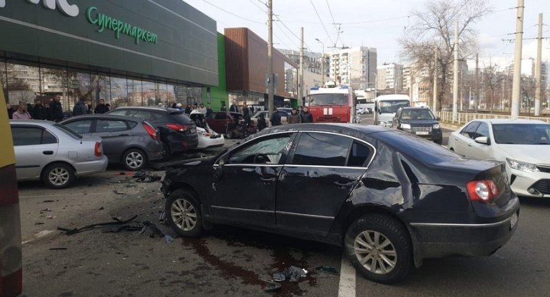 КРАСНОДАР. Двухлетняя девочка пострадала в массовом ДТП на парковке супермаркета