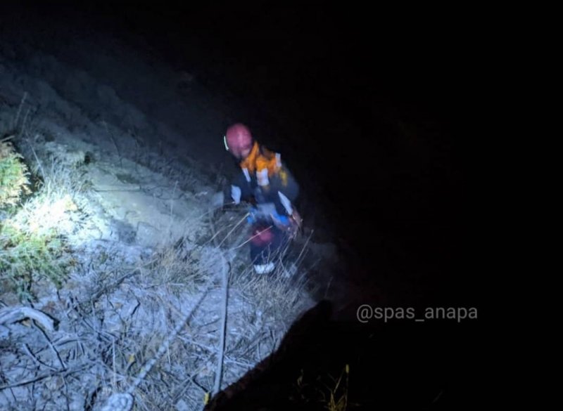 КРАСНОДАР. В Анапе мужчина застрял на склоне Лысой горы