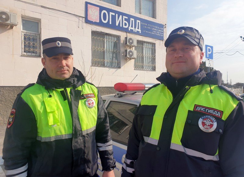 КРЫМ. В Крыму сотрудники ГИБДД спасли пожилого водителя, у которого на дороге случился приступ, и доставили его в больницу