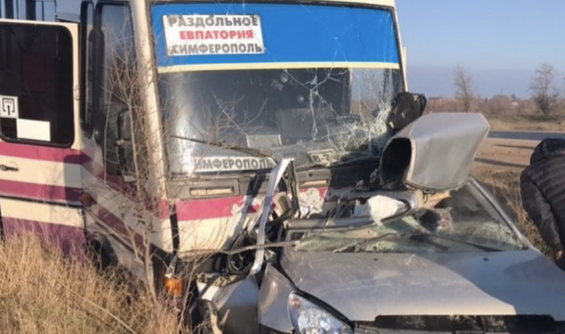 КРЫМ. В Крыму столкнулись рейсовый автобус и легковой Peugeot