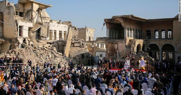 Папа Римский Франциск в иракском Мосуле посетил разрушенную армянскую церковь