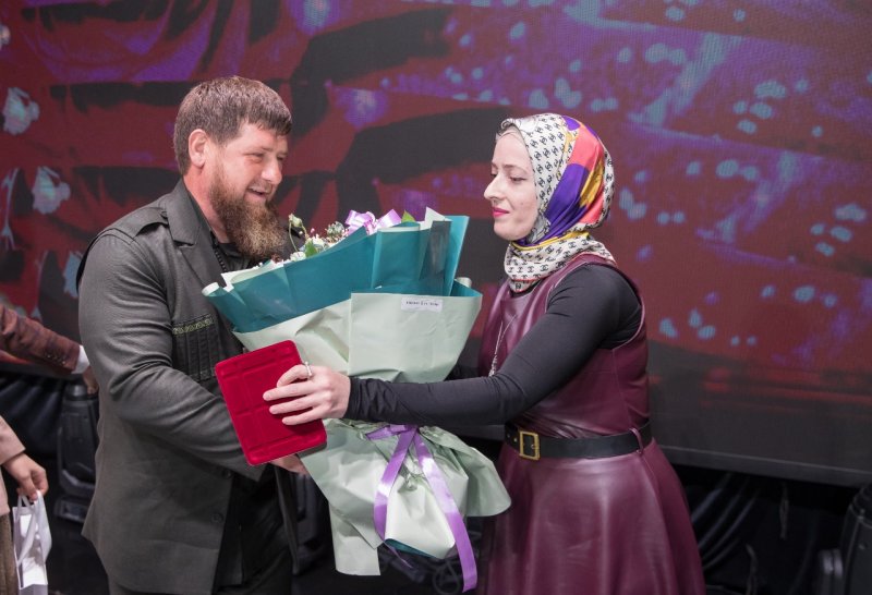 Рамзан Кадыров наградил сотрудницу Министерства ЧР по туризму «Знаком за трудовое отличие»
