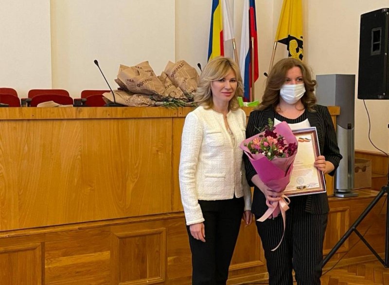 РОСТОВ. Депутат Екатерина Стенякина поздравила Шахтинских работников культуры