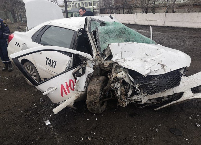 РОСТОВ. В поселке Тарасовском машина такси влетела в грузовик, пострадали двое взрослых и ребенок