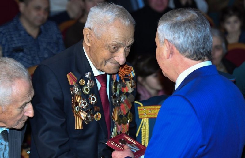 С. ОСЕТИЯ. Вячеслав Битаров поздравил Сафарби Цалиева с 98-летием