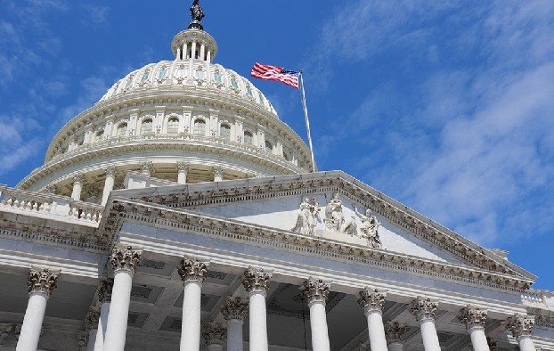 Сенат принял пакет мер по стимулированию экономики США
