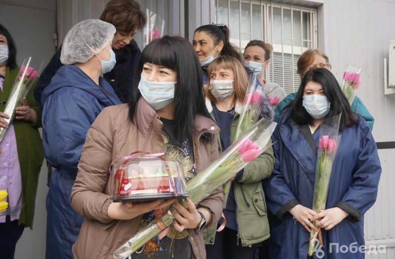 СТАВРОПОЛЬЕ. В Ставрополе волонтёры поздравили работниц ковидной больницы с 8 марта