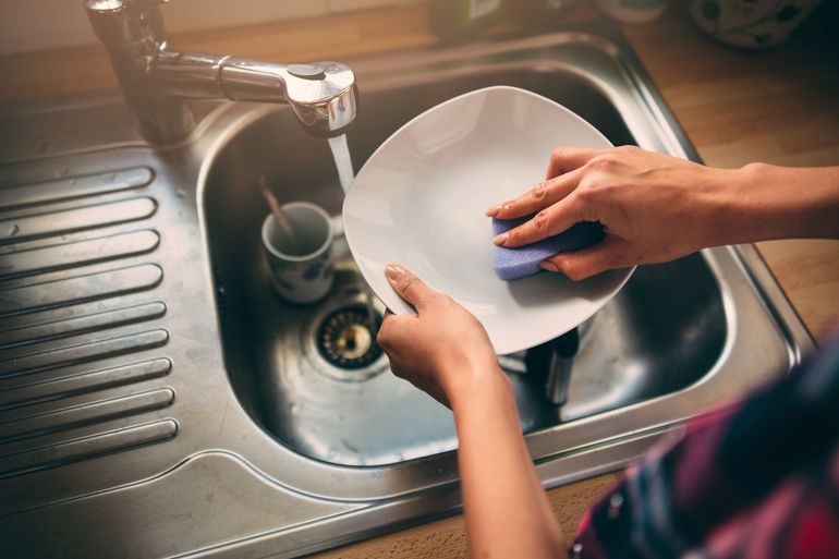 Можно ли мыть посуду меламиновой губкой: объяснение эксперта
