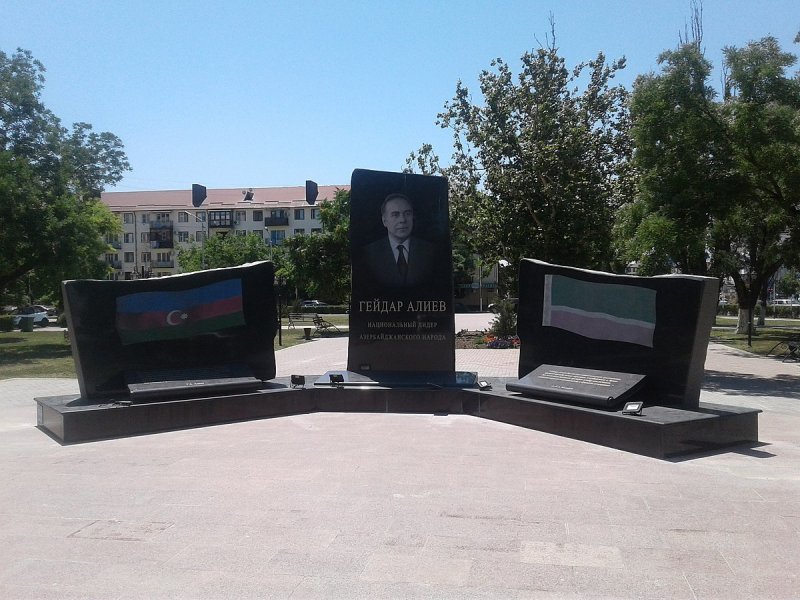 ЧЕЧНЯ. Памятник Гейдару Алиеву (Грозный)