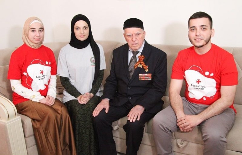 ЧЕЧНЯ. Активисты чеченского отделения ВОД «Волонтеры-медики» навестили ветерана ВОВ