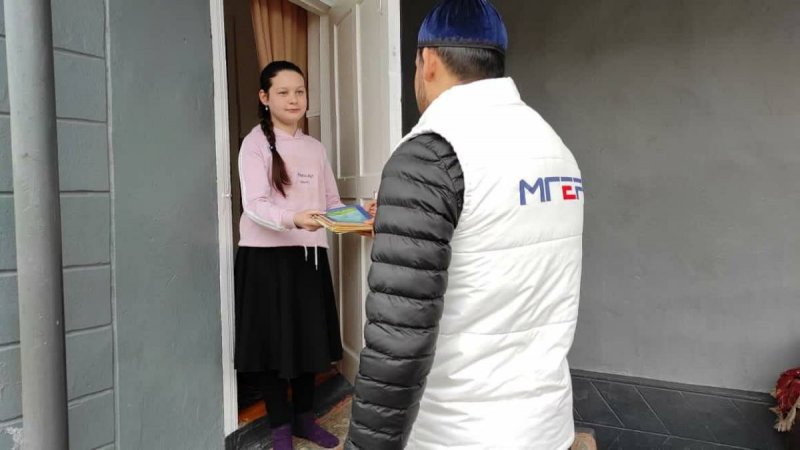 ЧЕЧНЯ. Молодогвардейцы Чечни передали многодетным семьям детскую литературу в рамках акции «Добро на книжной полке»