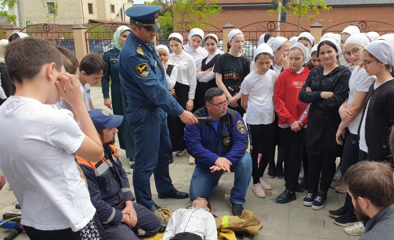 ЧЕЧНЯ. Сотрудники МЧС научили детей спасать утопающего с помощью подручных средств